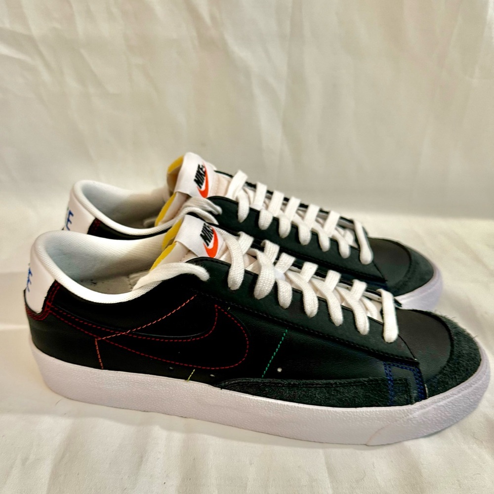 WMNS NIKE BLAZER LOW ‘77 BLACK-BLACK-UNIVERSITY RED SZ 7 [DJ6000-001] size 10.5